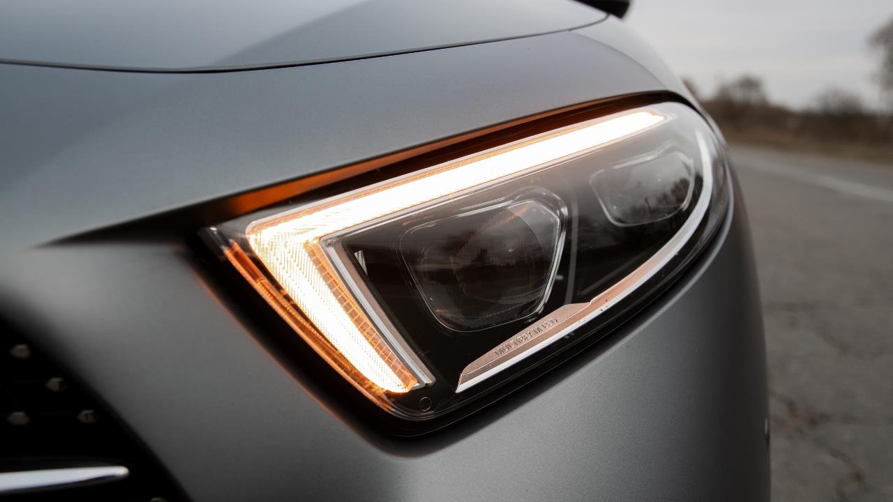 El consejo de especialistas para darle brillo a las luces del auto sin gastar dinero